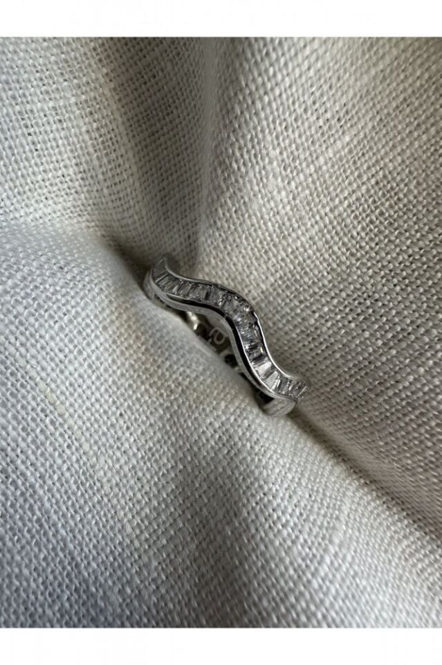 Gümüş Renkli Dalgalı Baget Taşlı Yüzük