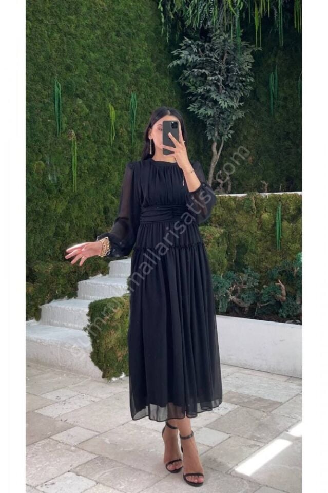 Yuvarlak Yaka Kat Detaylı Şifon Siyah Elbise