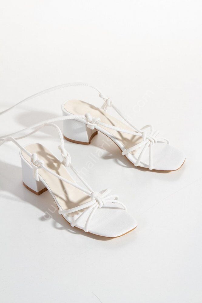 Ebyesun Kadın Günlük Bilekten Bağlamalı Topuklu Beyaz Sandalet