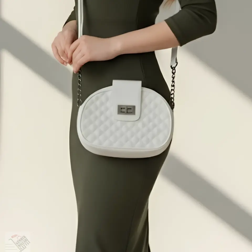 Kadın Kapitone Desenli Zincir Askılı Omuz Çantası Beyaz