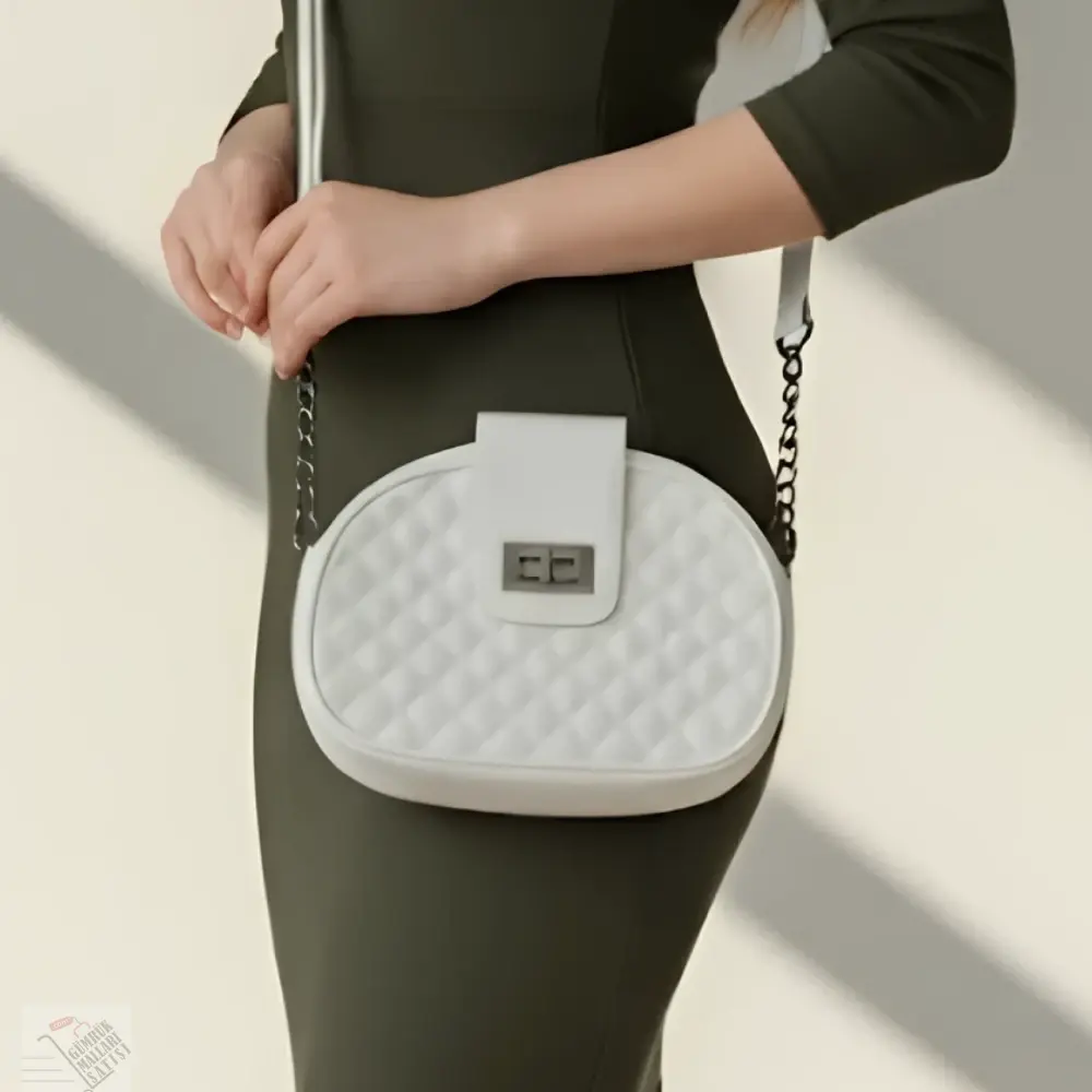 Kadın Kapitone Desenli Zincir Askılı Omuz Çantası Beyaz